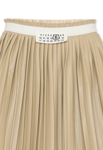 Beżowa plisowana spódnica o błyszczącej fakturze. Posiada biały elastyczny pas i metkę z rozmiarem 6.