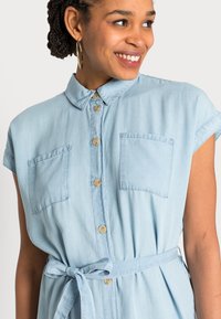 ONLY ONLPEMA HANNOVER DRESS - Jeansklänning - light blue denim