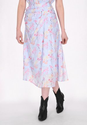 Lichtblauwe bloemen midi-rok met pastelroze en gele patronen, met een vloeiende ontwerpe en een licht gathered taille. Zwarte enkellaarsjes inbegrepen.