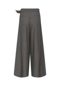 Grijze wijde broek met krijtstrepen, voorzien van een bijpassende riem en achterpaspelzakken, afgebeeld tegen een witte achtergrond.