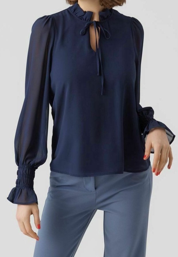Blouse marine avec manches longues transparentes, col à volants et détail noué. Dispose d'accents froncés aux poignets et d'une coupe ample et fluide.