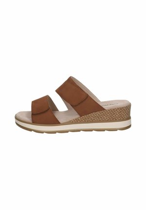 Sandales compensées en daim marron avec deux brides ajustables et un accent tissé texturé. Doublure intérieure grise, semelle beige antidérapante.