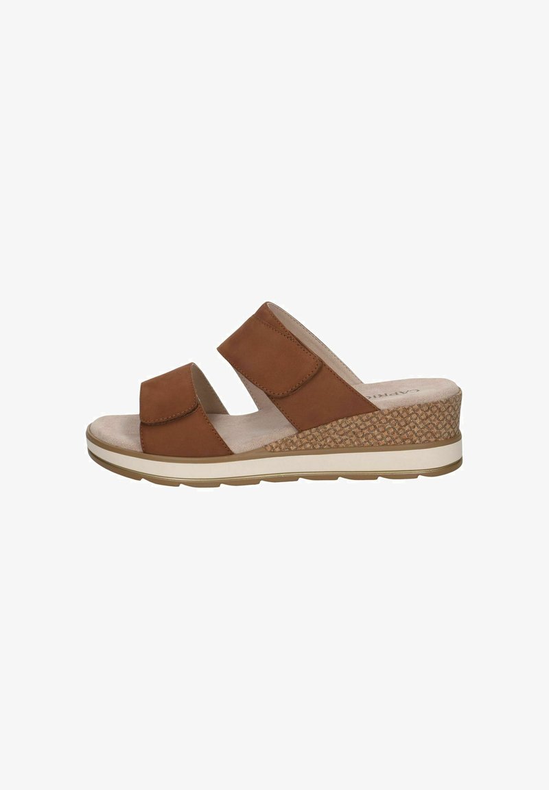 Sandales compensées en daim marron avec deux brides ajustables et un accent tissé texturé. Doublure intérieure grise, semelle beige antidérapante.