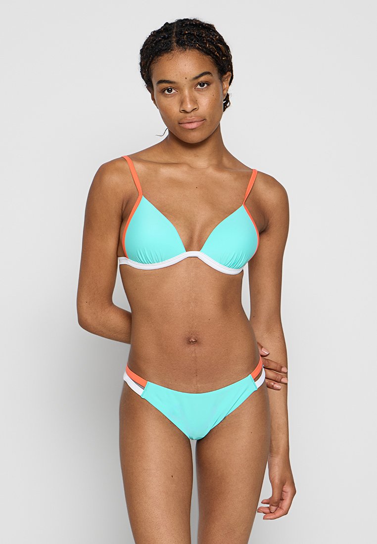 Mintgrünes Bikini-Set mit orangefarbenen und weißen Akzenten. Verfügt über dreieckige Cups und seitliche Träger. Glattes, dehnbares Material.