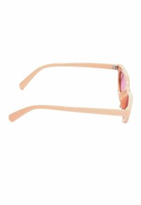 Vaaleanpunaiset muoviset aurinkolasit, joissa on kiiltävä pinta, pyöreät linssit ja hoikat varret, joissa on hienovaraisia yksityiskohtia saranassa.