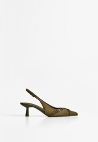 Scarpa slingback verde oliva con punta appuntita, tacco basso e dettagli decorativi con fibbia sul davanti. Texture simile alla suede.