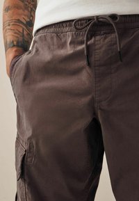 Next STRETCH UTILITY REGULAR TAPERED - Kareiviško stiliaus kelnės - purple