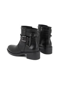 Stivaletti neri in pelle con borchie metalliche, zip laterale, fibbia con catena decorativa e tacco a blocco basso.