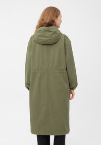 Giacca lunga verde oliva con cappuccio, vita elastica e maniche larghe. Realizzata in tessuto leggero, presenta un design semplice e senza motivi.