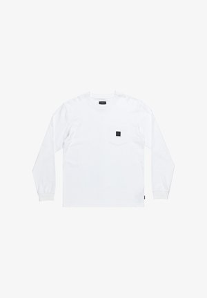 Dlhý rukáv biele tričko vyrobené z bavlny, s náprsného vreckom a čiernou logom nášivkou a elastickými manžetami. Klasický okrúhly výstrih.