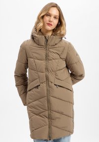 Brauner Puffermantel mit hohem Kragen, Zickzacksteppung, Reißverschlusstaschen und Druckknopfdetails, ausgestattet mit einer weichen, gepolsterten Textur.