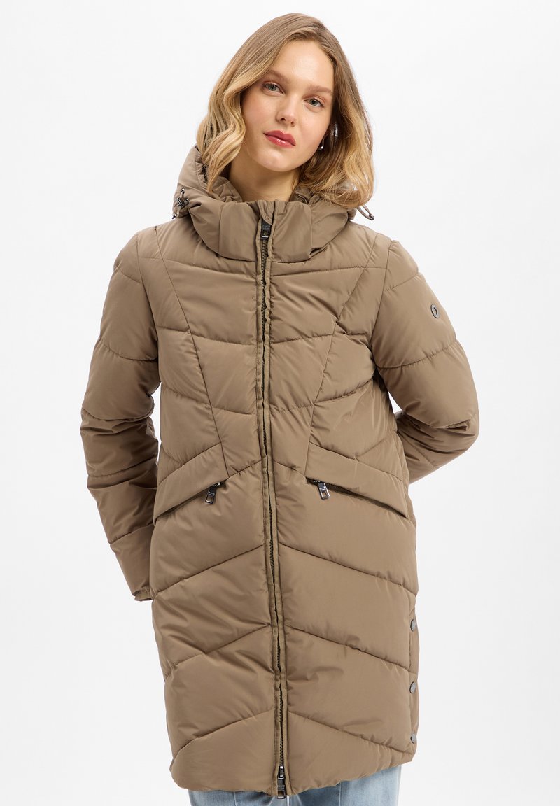 Brauner Puffermantel mit hohem Kragen, Zickzacksteppung, Reißverschlusstaschen und Druckknopfdetails, ausgestattet mit einer weichen, gepolsterten Textur.