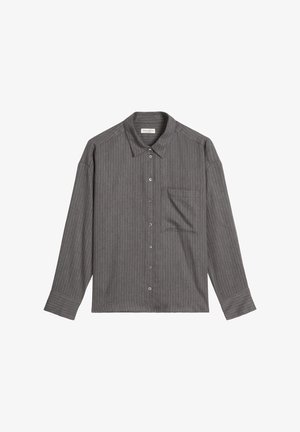 Grijs gestreepte lange mouwen shirt van zacht materiaal, met een knoopsluiting aan de voorkant, een puntige kraag en een enkele borstzak.