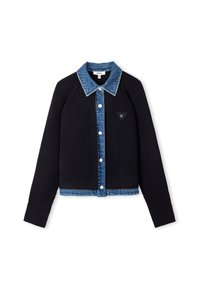 Zwarte geribde gebreide jas met een denim kraag en manchetten, voorzien van zilveren knopen en een driehoekige logopatch op de borst.