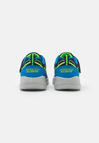 Baskets Skechers bleu et vert avec un col rembourré, une tige en maille et une semelle grise texturée. Marque "5-Lights" sur le talon.