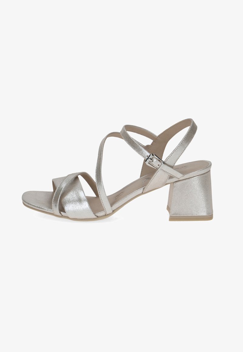 Srebrne sandały na blokowym obcasie z krzyżującymi się paskami, miękkim metalicznym wykończeniem, okrągłym noskiem oraz regulowanym zapięciem na kostce dla zapewnienia bezpieczeństwa.