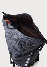 Mørkegrå rulle-ryggsekk med geometrisk mønster, justerbare stropper og en innvendig mesh-lomme. Har vanntett materiale og lyse oransje detaljer.