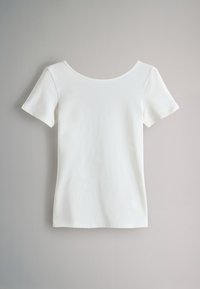 Valge lühikeste varrukatega T-särk, mis on valmistatud pehmest puuvillast, ümara kaelusega ja istuva lõikega. Sile tekstuur ilma nähtavate mustriteta.