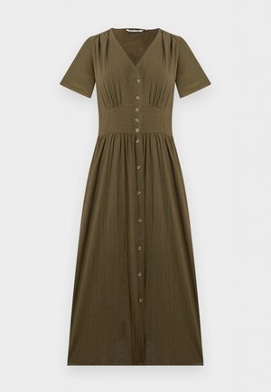 Robe longueur midi vert olive avec manches courtes, col en V, taille ajustée, et fermeture boutonnée à l'avant.