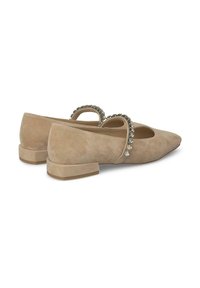 Ballerine in suede beige con punta affusolata, dotate di due cinturini decorativi con accenti metallici e un tacco basso a blocco. Texture liscia, design semplice.