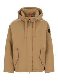 Veste isolée beige avec une capuche, dotée d'une fermeture à glissière à l'avant, de deux poches latérales et d'un patch logo noir sur la manche. Texture lisse et coupe standard.
