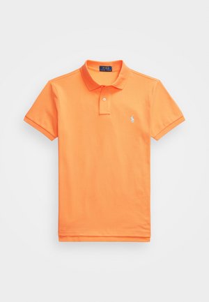Camisa polo naranja de algodón con cuello redondo, mangas cortas y un pequeño logo azul en el lado izquierdo del pecho. Textura suave, corte clásico.