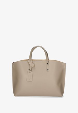 Borsa a spalla beige in pelle con due manici superiori, texture liscia e un'etichetta attaccata. Presenta accessori in tonalità argentata e un design minimalista.