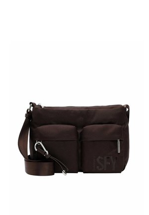 Donkerbruine gestructureerde crossbodytas met twee voorvakken, zilveren ritssluiting, afneembare riem en subtiel "SFY" logo op het voorvak.