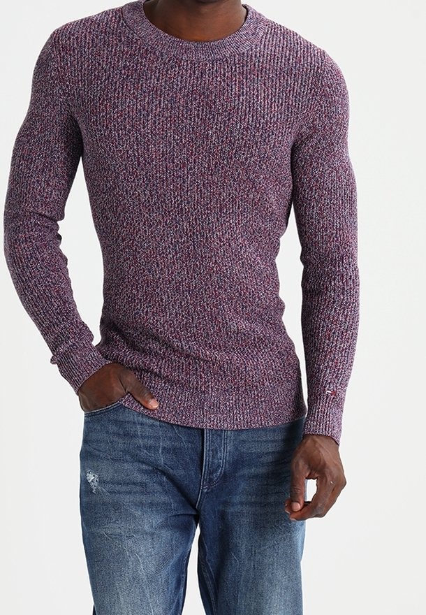 Pull-over en maille côtelée texturée avec un mélange de nuances bordeaux et grises. Coupe ajustée, col rond et manches longues.