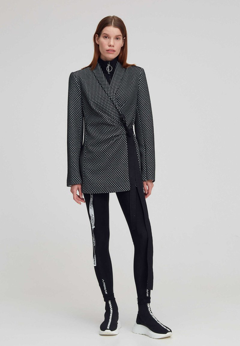 Damen Parkas | MONOSUIT Kurzmantel schwarz - MP83080 Damen Parkas | MONOSUIT Kurzmantel schwarz - MP83080