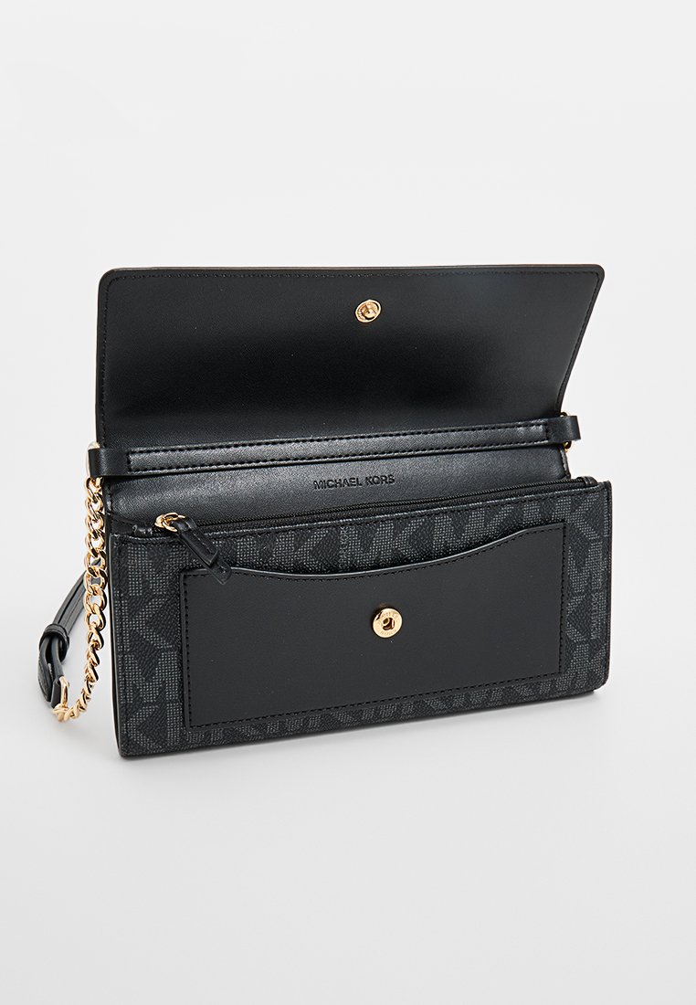 Zwarte leren portemonnee met een gouden drukknoopsluiting, voorzien van een gestructureerd zwart monogrampatroon, kettingriem en meerdere kaartsleuven aan de binnenkant.