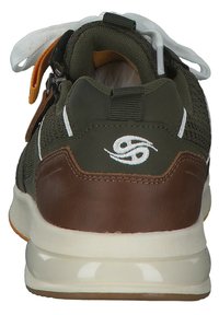 Baskets de sport vertes avec accents en cuir marron, tige en maille texturée, détails blancs, languette à l'arrière et logo sur le talon.