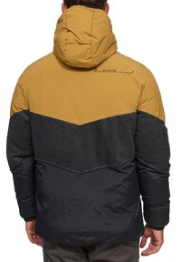 Giubbotto imbottito con design a blocchi di colore in senape, grigio e nero. Include un cappuccio e un dettagli con logo vicino al colletto.