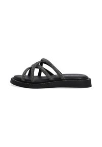 Sorte slide-sandaler med krydsende stropper lavet af metallisk tekstil. Teksturere sål og polstret fodseng for støtte.