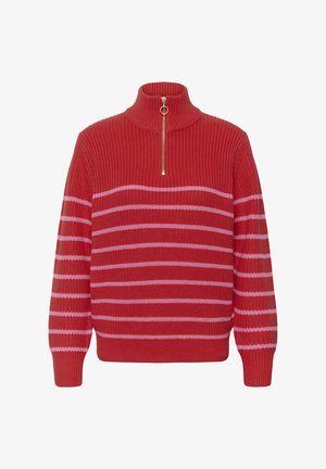 Rdeča pletena jopica z visokim ovratnikom in pol-zipom, ki ima rožnate vodoravne črte in rebraste manšete. Teksturna tkanina dodaja globino.