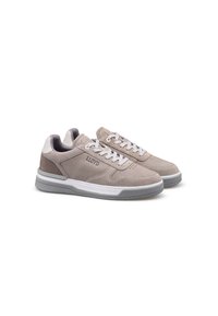 Baskets en suede gris avec des lacets et des accents blancs, présentant une semelle en caoutchouc, des détails cousus et une finition texturée. Logo "LLOYD" sur le côté.