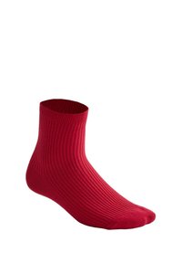 Chaussette chevillère rouge côtelée avec bout et talon renforcés, présentée sur fond blanc.
