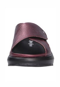 Sandale en cuir bordeaux avec une finition texturée, bout ouvert, sangle ajustable, intérieur noir et semelle noire rembourrée.