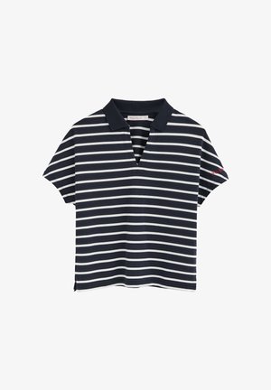 Granatowa koszulka polo z białymi poziomymi paskami, krótkimi rękawami i kołnierzykiem w kształcie litery V z metką "Polo Club" wewnątrz.