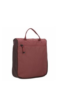 Mochila de tela roja y marrón con forma rectangular, asa en la parte superior, bolsillo frontal con cremallera y superficie texturizada.