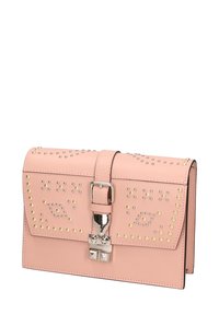Borsa a tracolla in pelle rosa con design chiodato, dotata di hardware argentato, chiusura a fibbia e superficie liscia. Forma rettangolare compatta.