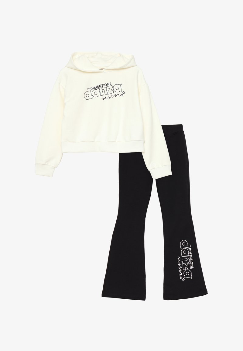 Felpa bianca corta con stampa nera "DIMENSIONE danza sisters", abbinata a leggings neri a zampa d'elefante con lo stesso logo in bianco.
