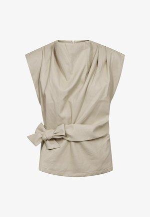 Varrukateta beež värvi top volditud kangaga ja lai vöö, mis on vöökohal lipsuks seotud, millel on ümar kaelus ja tagaosas lukk.