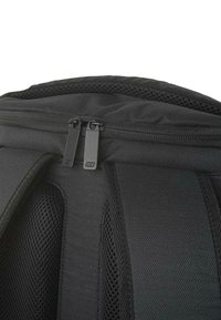 Mochila negra con dos compartimentos con cremallera, acolchado de malla en la parte posterior y las correas, y un acabado textil duradero.