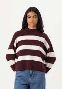 Weinrot- und cremefarbener gestreifter Pullover, gestrickte Textur, gerippter runder Ausschnitt, lockerer Schnitt, lange Ärmel, aus weichem Material.