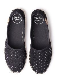 Musthave mustritud espadrillid mustast kangast, hõbedaste täppidega, ümarate varvastega, elastsete küljeaktsentidega ja punutud jute-sooleg.