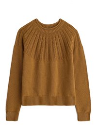 Pull tricoté couleur moutarde avec un empiècement texturé, doté d'un col rond côtelé et de poignets côtelés. Corps lisse avec un ourlet côtelé.