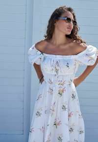Next PUFF SLEEVE MIDI - Päevakleit - white ground