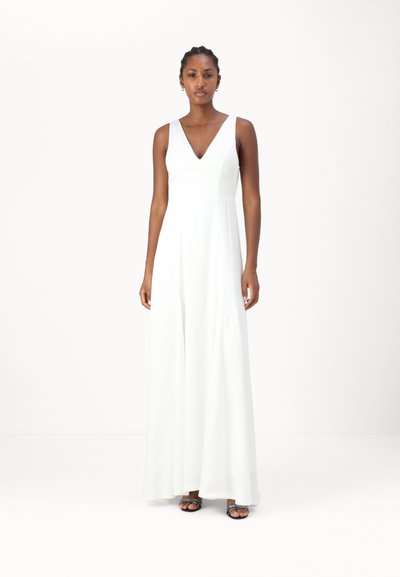 Lange witte jurk met een V-hals, mouwloos ontwerp en een vloeiende silhouet. Gladde stof met minimale details en een ontspannen pasvorm.