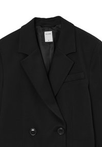 Blazer nero doppiopetto realizzato in tessuto testurizzato. Presenta un colletto a punte, due bottoni e una tasca sul petto sinistro con una fodera liscia.